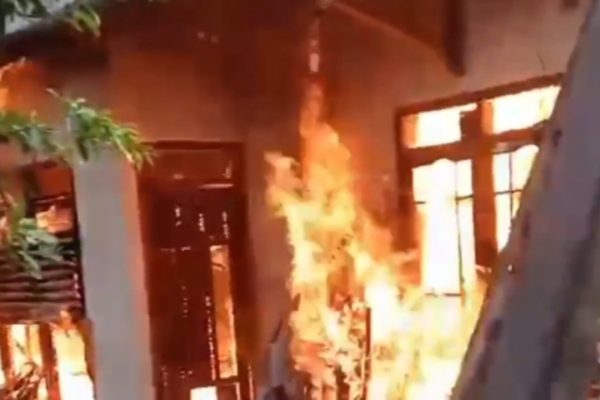 Kobaran api menghanguskan sebuah bangunan di kawasan Kutisari, Surabaya.