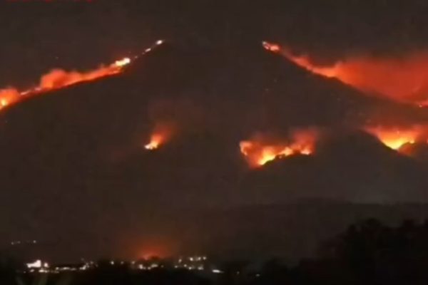 Penampakan kebakaran hutan dan lahan di Gunung Arjuno dari wilayah Kabupaten Pasuruan.