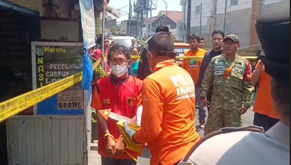Tersangka MKA saat menjalani rekonstruksi pembunuhan dengan memperagakan 44 adegan di TKP.