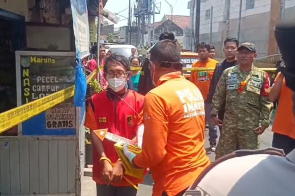 Tersangka MKA saat menjalani rekonstruksi pembunuhan dengan memperagakan 44 adegan di TKP.