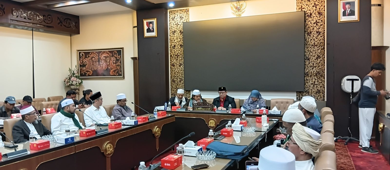 Alim ulama se-Jawa Timur menyampaikan aspirasi bersama Fraksi PKS DPRD Jatim setelah berorasi.
