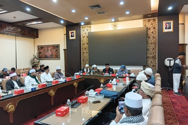 Alim ulama se-Jawa Timur menyampaikan aspirasi bersama Fraksi PKS DPRD Jatim setelah berorasi.