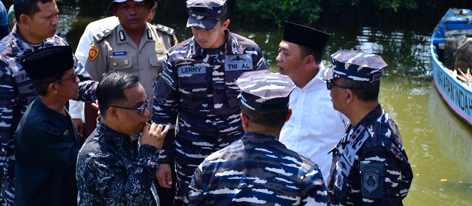 Koordinasi di Jalur Muara : Komandan STT AL, Perangkat Desa Nelayan Gisik Cemandi, Sejumlah Instansi, terkait modernisasi Potensi Nelayan Pesisir Sidoarjo.