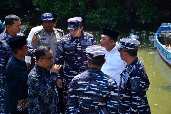 Koordinasi di Jalur Muara : Komandan STT AL, Perangkat Desa Nelayan Gisik Cemandi, Sejumlah Instansi, terkait modernisasi Potensi Nelayan Pesisir Sidoarjo.
