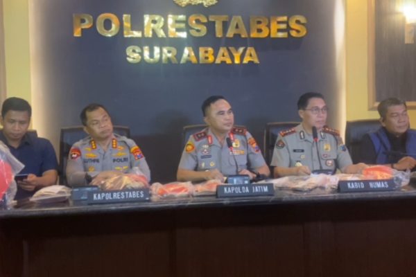 Kapolda Jawa Timur bersama jajaran merilis penangkapan 11 demonstran yang diduga akan menunggangi aksi di Gedung Grahadi, Surabaya.