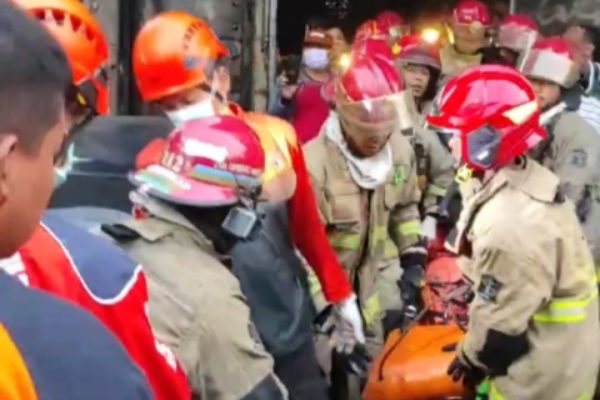 Tim Rescue mengevakuasi jenazah Ibni, remaja berusia 16 tahun yang meninggal dunia dalam kebakaran di rumahnya di kawasan Sidotopo Kidul, Surabaya.