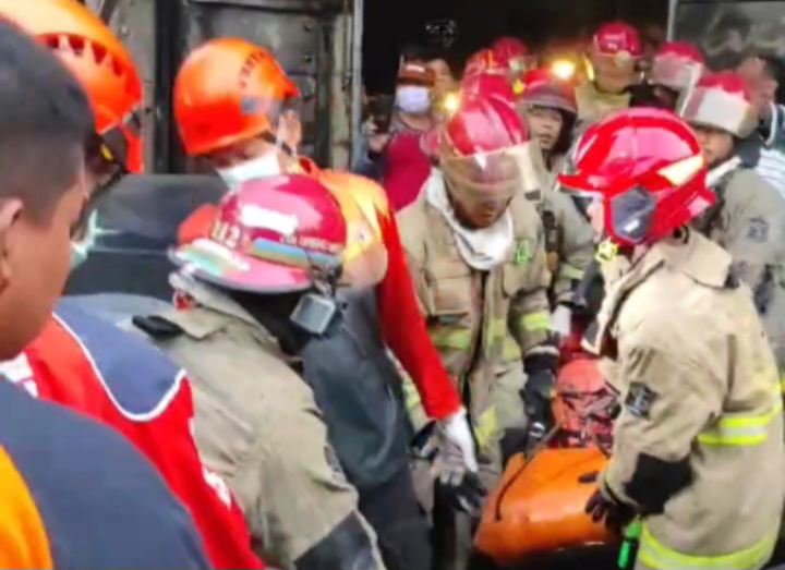 Tim Rescue mengevakuasi jenazah Ibni, remaja berusia 16 tahun yang meninggal dunia dalam kebakaran di rumahnya di kawasan Sidotopo Kidul, Surabaya.