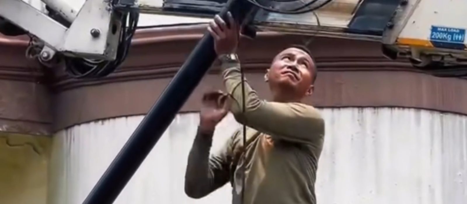 Petugas Satpol PP menurunkan tiang provider yang melanggar aturan di salah satu lokasi sasaran penertiban.