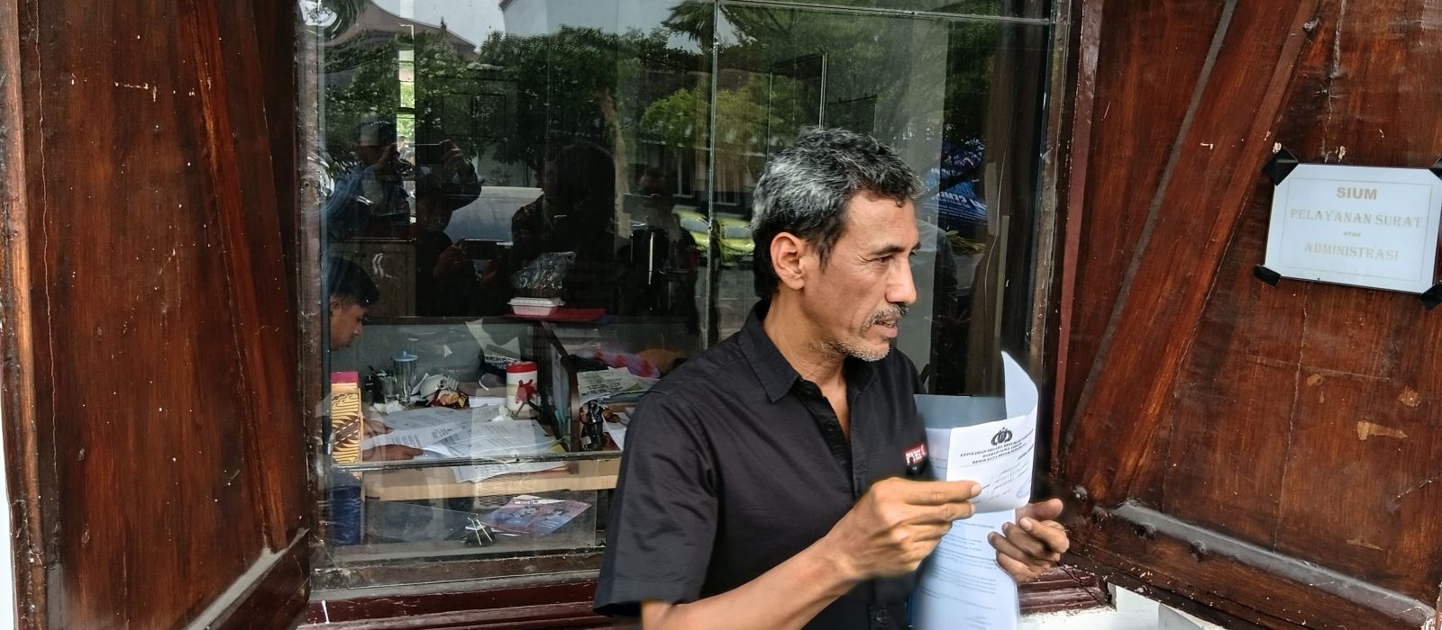 Abdullah datang seorang diri untuk menyurati Kapolrestabes Surabaya terkait penghentian penyidikan atas kasus yang dilaporkannya.