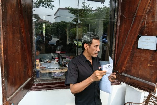 Abdullah datang seorang diri untuk menyurati Kapolrestabes Surabaya terkait penghentian penyidikan atas kasus yang dilaporkannya.