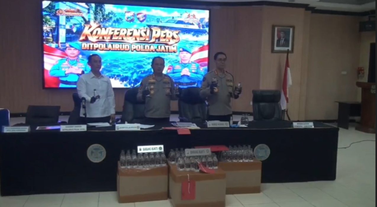 Ditpolairud Polda Jatim menggelar konferensi pers terkait penggagalan penyelundupan lebih dari 110 ribu botol minuman ilegal.