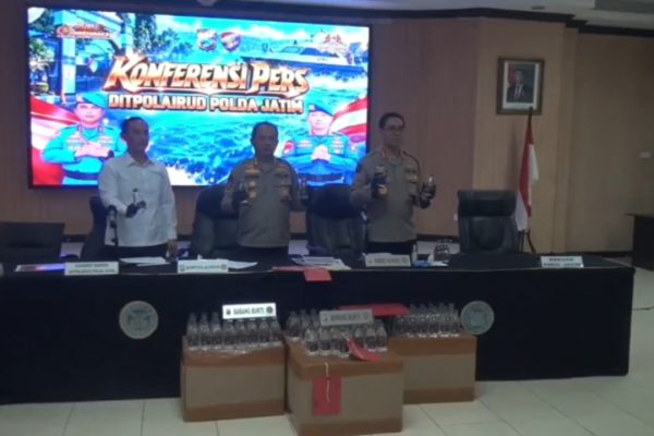 Ditpolairud Polda Jatim menggelar konferensi pers terkait penggagalan penyelundupan lebih dari 110 ribu botol minuman ilegal.