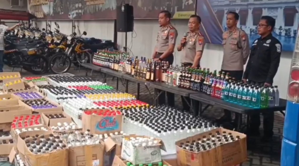 Kapolrestabes Surabaya bersama jajaran menunjukkan barang bukti hasil razia miras ilegal di sejumlah Polsek di Surabaya.