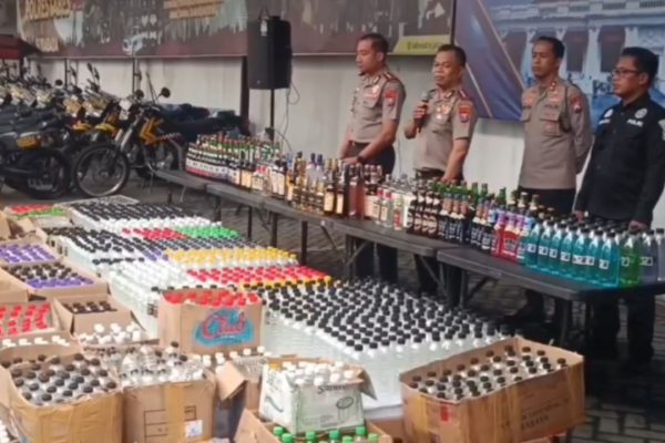 Kapolrestabes Surabaya bersama jajaran menunjukkan barang bukti hasil razia miras ilegal di sejumlah Polsek di Surabaya.
