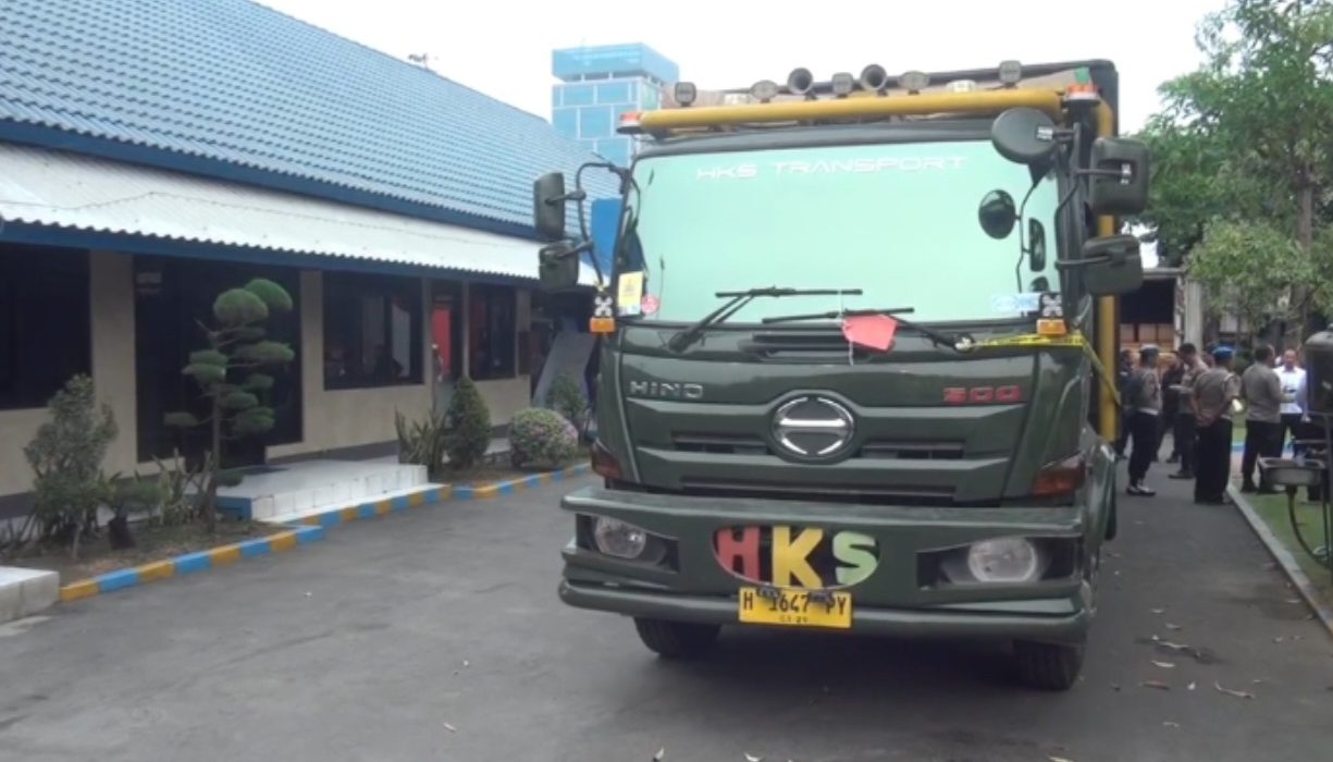 Truk Fuso yang diamankan Ditpolairud Polda Jatim karena diduga mengangkut solar bersubsidi untuk dijual kembali ke Banjarmasin.