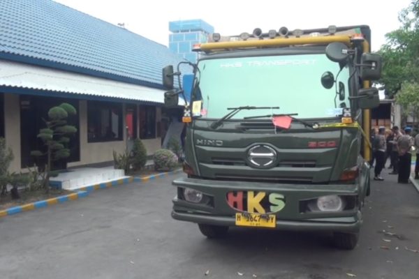 Truk Fuso yang diamankan Ditpolairud Polda Jatim karena diduga mengangkut solar bersubsidi untuk dijual kembali ke Banjarmasin.