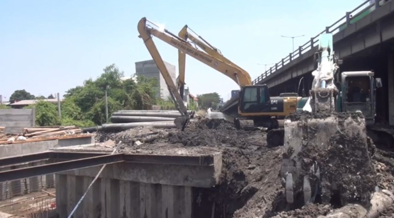 Pengerjaan proyek drainase di kawasan Asemrowo Dupak Rukun ditargetkan selesai pada November.