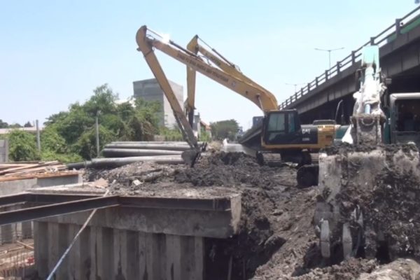 Pengerjaan proyek drainase di kawasan Asemrowo Dupak Rukun ditargetkan selesai pada November.
