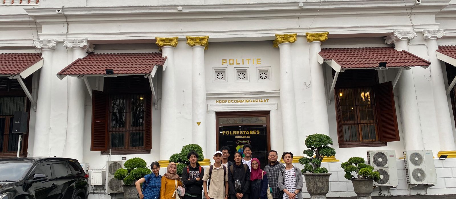 Para mahasiswa yang dibebaskan setelah menjalani pemeriksaan di Polrestabes Surabaya.