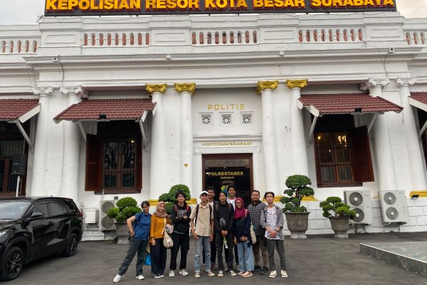 Para mahasiswa yang dibebaskan setelah menjalani pemeriksaan di Polrestabes Surabaya.