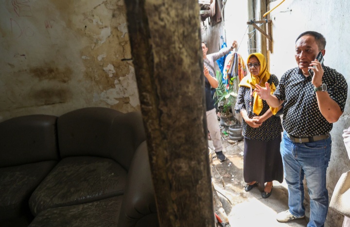 Kepala Disnaker Surabaya berkoordinasi saat melakukan pemeriksaan di rumah penampungan ART.