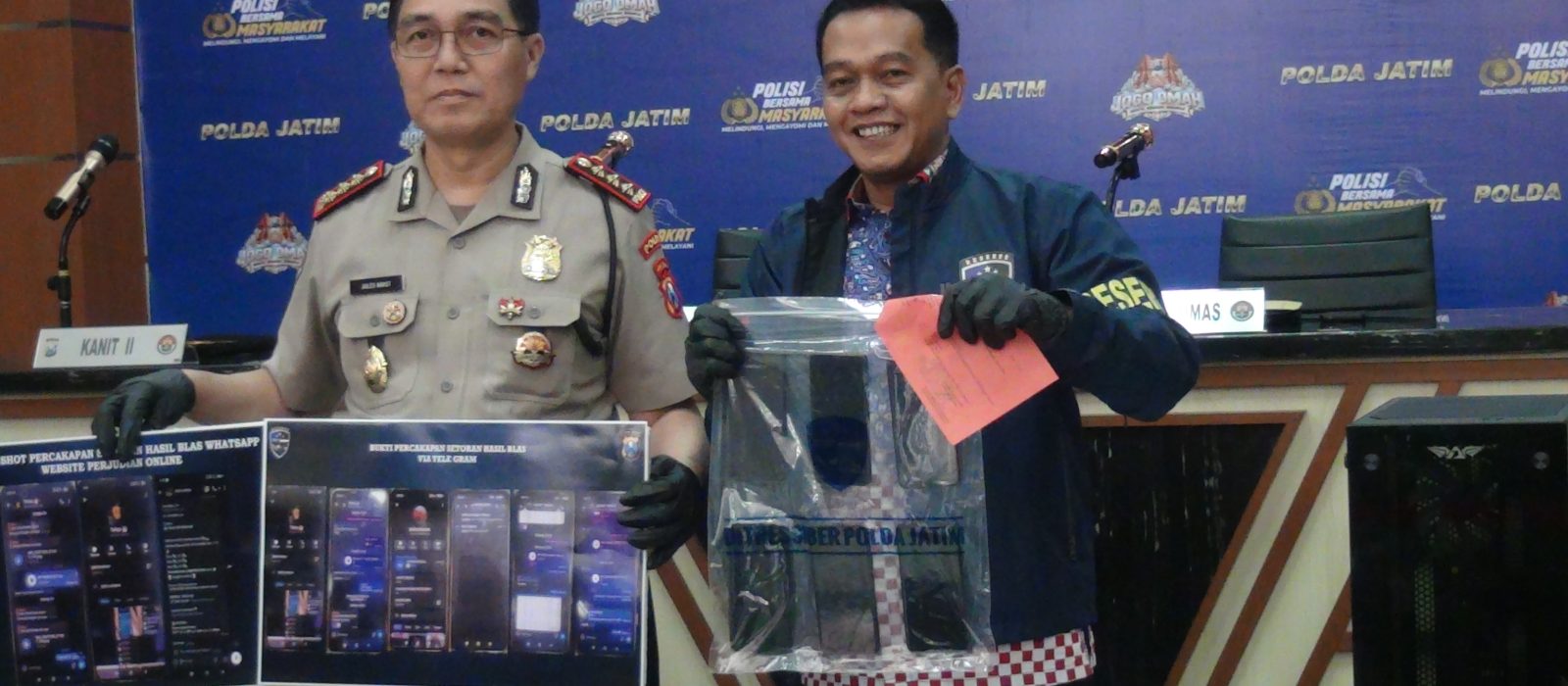 Kasubdit Humas bersama jajaran Ditressiber Polda Jatim menyampaikan pengungkapan kasus manipulasi data kartu SIM yang melibatkan warga Sidoarjo, Jumat (30/10/2026).