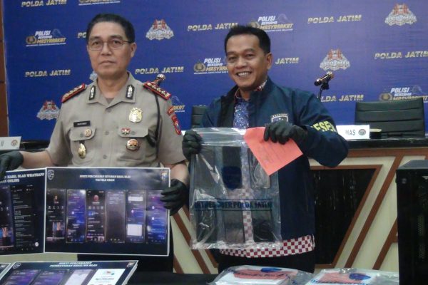 Kasubdit Humas bersama jajaran Ditressiber Polda Jatim menyampaikan pengungkapan kasus manipulasi data kartu SIM yang melibatkan warga Sidoarjo, Jumat (30/10/2026).