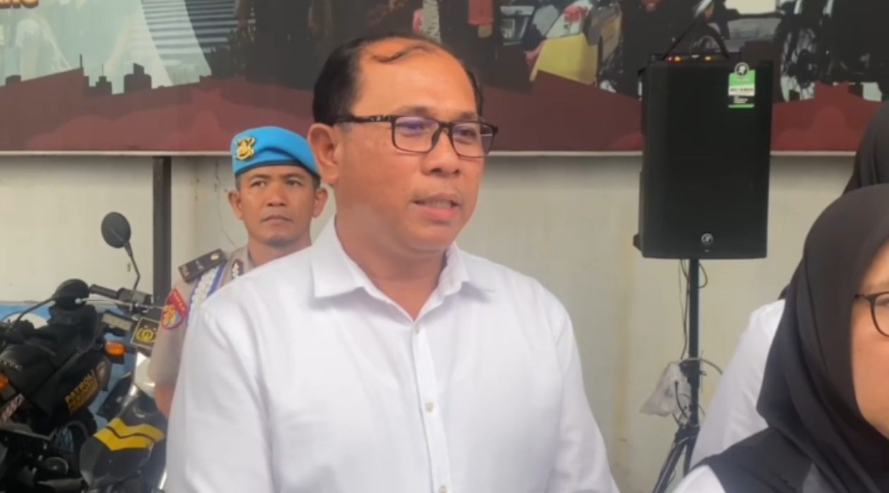 AKP Johnson Sianturi memberikan klarifikasi kepada awak media bahwa 10 calon ART tersebut bukan disekap, melainkan hanya ditampung sementara.