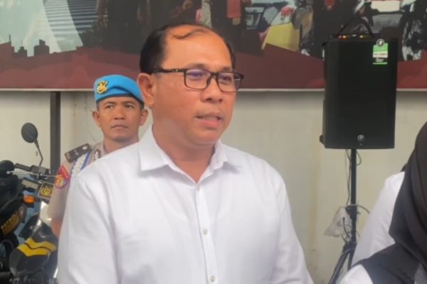 AKP Johnson Sianturi memberikan klarifikasi kepada awak media bahwa 10 calon ART tersebut bukan disekap, melainkan hanya ditampung sementara.