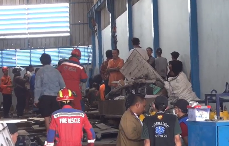 Proses evakuasi oleh tim gabungan.