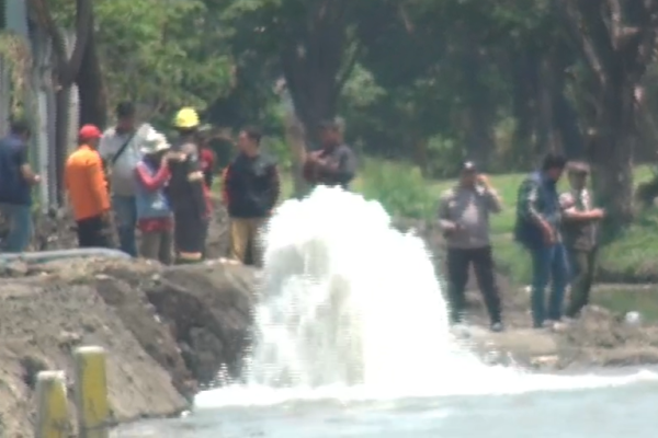 Semburan air setinggi 2 hingga 3 meter akibat pipa berdiameter satu meter yang jebol di aliran sungai bawah Jalan Tol Dupak Rukun, Surabaya, Selasa (13/10/2026).