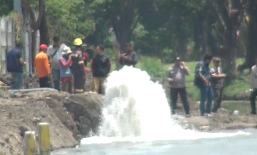 Semburan air setinggi 2 hingga 3 meter akibat pipa berdiameter satu meter yang jebol di aliran sungai bawah Jalan Tol Dupak Rukun, Surabaya, Selasa (13/10/2026).