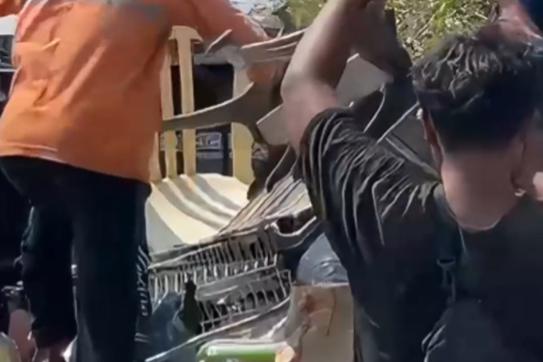 Petugas Satpol PP Kota Surabaya menertibkan 15 bangunan di atas lahan aset milik Pemkot Surabaya di Jalan Nambangan Selatan, untuk mendukung pembangunan fasilitas umum berupa sekolah dan puskesmas.