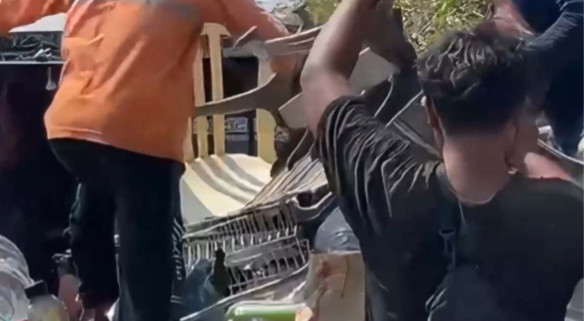 Petugas Satpol PP Kota Surabaya menertibkan 15 bangunan di atas lahan aset milik Pemkot Surabaya di Jalan Nambangan Selatan, untuk mendukung pembangunan fasilitas umum berupa sekolah dan puskesmas.
