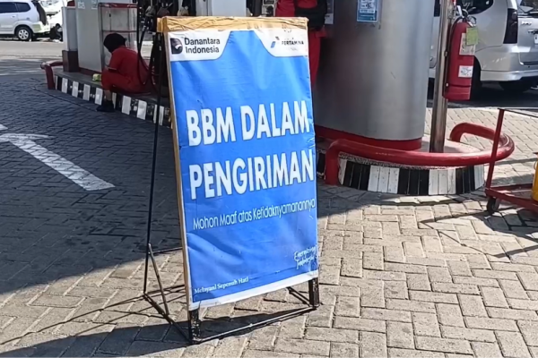 Papan pemberitahuan bertuliskan “BBM Dalam Pengiriman” terpasang di SPBU Jalan Semarang, Surabaya, di tengah kelangkaan Pertalite yang dikeluhkan masyarakat.