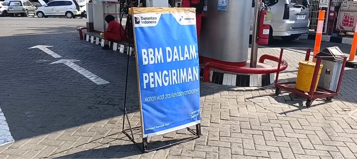 Papan pemberitahuan bertuliskan “BBM Dalam Pengiriman” terpasang di SPBU Jalan Semarang, Surabaya, di tengah kelangkaan Pertalite yang dikeluhkan masyarakat.
