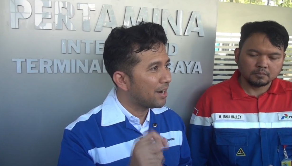 Wakil Gubernur Jawa Timur, Emil Elistianto Dardak, saat melakukan inspeksi mendadak di Pertamina Integrated Terminal Surabaya untuk meninjau stok dan penyaluran BBM di Jawa Timur, Minggu (19/10/2026).