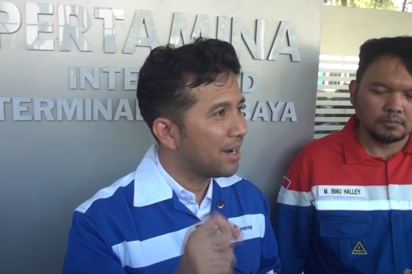 Wakil Gubernur Jawa Timur, Emil Elistianto Dardak, saat melakukan inspeksi mendadak di Pertamina Integrated Terminal Surabaya untuk meninjau stok dan penyaluran BBM di Jawa Timur, Minggu (19/10/2026).