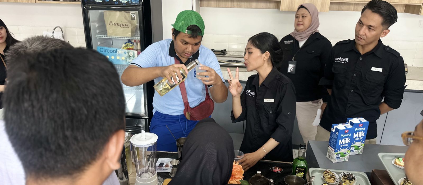 Warga binaan Bengkel Sehat Mandiri mengikuti praktik membuat minuman kopi sederhana bersama Midtown Hotels Indonesia dalam rangka memperingati Hari Kesehatan Mental Sedunia di Surabaya, Kamis (8/10/2026).