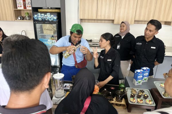Warga binaan Bengkel Sehat Mandiri mengikuti praktik membuat minuman kopi sederhana bersama Midtown Hotels Indonesia dalam rangka memperingati Hari Kesehatan Mental Sedunia di Surabaya, Kamis (8/10/2026).