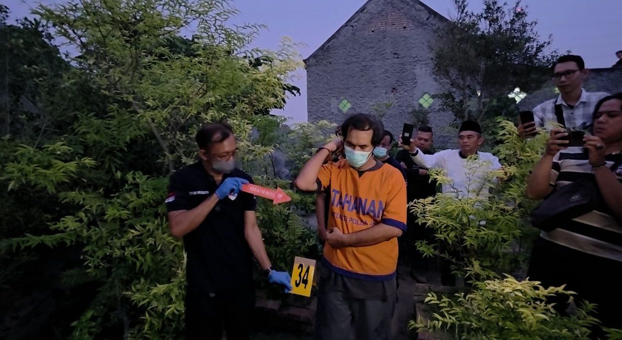 Tersangka Dwi Bagus Martono menjalani prarekonstruksi kasus dugaan pembunuhan Dini Hardiyanti dan anaknya, AGF, di Kota Madiun, Selasa (27/10/2026). Sebanyak 48 adegan diperagakan di tiga lokasi untuk mencocokkan keterangan tersangka dengan hasil penyidikan