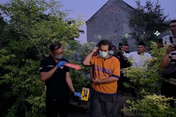 Tersangka Dwi Bagus Martono menjalani prarekonstruksi kasus dugaan pembunuhan Dini Hardiyanti dan anaknya, AGF, di Kota Madiun, Selasa (27/10/2026). Sebanyak 48 adegan diperagakan di tiga lokasi untuk mencocokkan keterangan tersangka dengan hasil penyidikan