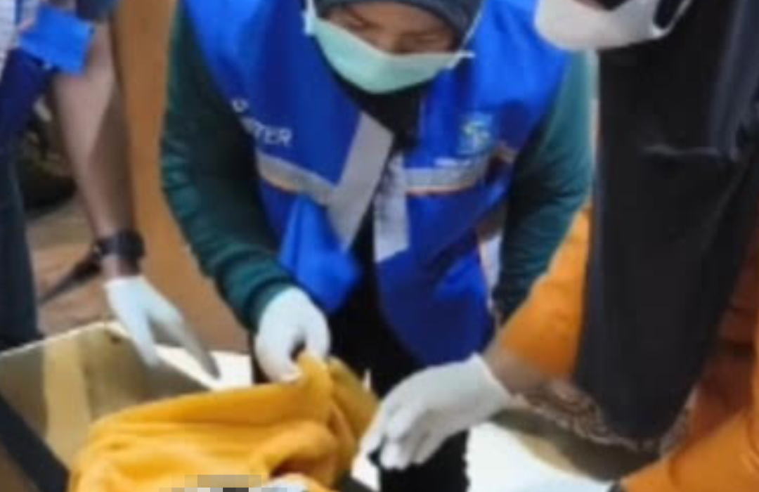 Bayi laki-laki yang ditemukan warga di Ploso Timur, Surabaya, sedang mendapatkan penanganan medis di RSUD Dr. Soetomo.