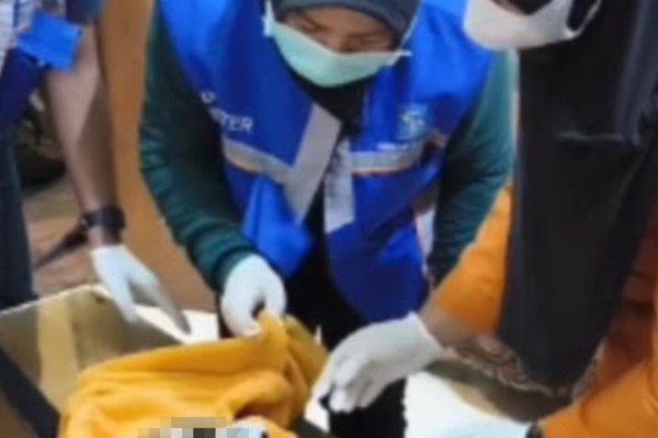 Bayi laki-laki yang ditemukan warga di Ploso Timur, Surabaya, sedang mendapatkan penanganan medis di RSUD Dr. Soetomo.