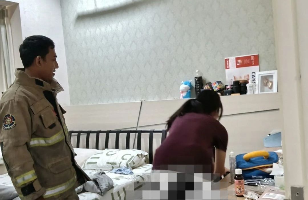 Tim Damkar berhasil membuka pintu setelah membongkar paksa kamar batita berusia 1,5 tahun di Kelurahan Semolowaru, Surabaya.