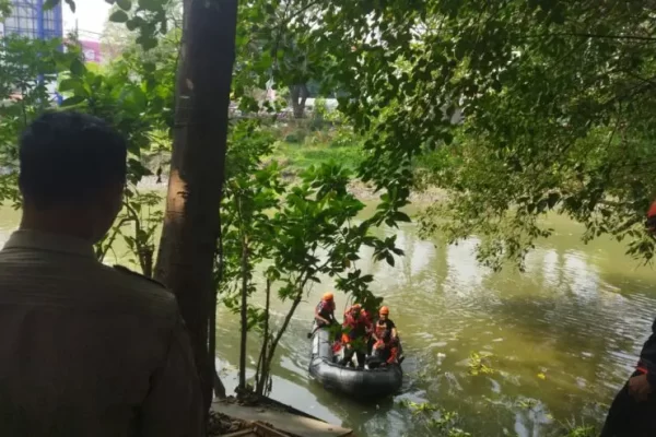 Petugas gabungan melakukan pencarian pria yang lompat ke Sungai Jagir usai terlibat insiden pembacokan, Jumat (30/10/2026). Foto: Command Center Surabaya
