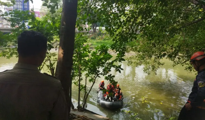 Petugas gabungan melakukan pencarian pria yang lompat ke Sungai Jagir usai terlibat insiden pembacokan, Jumat (30/10/2026). Foto: Command Center Surabaya