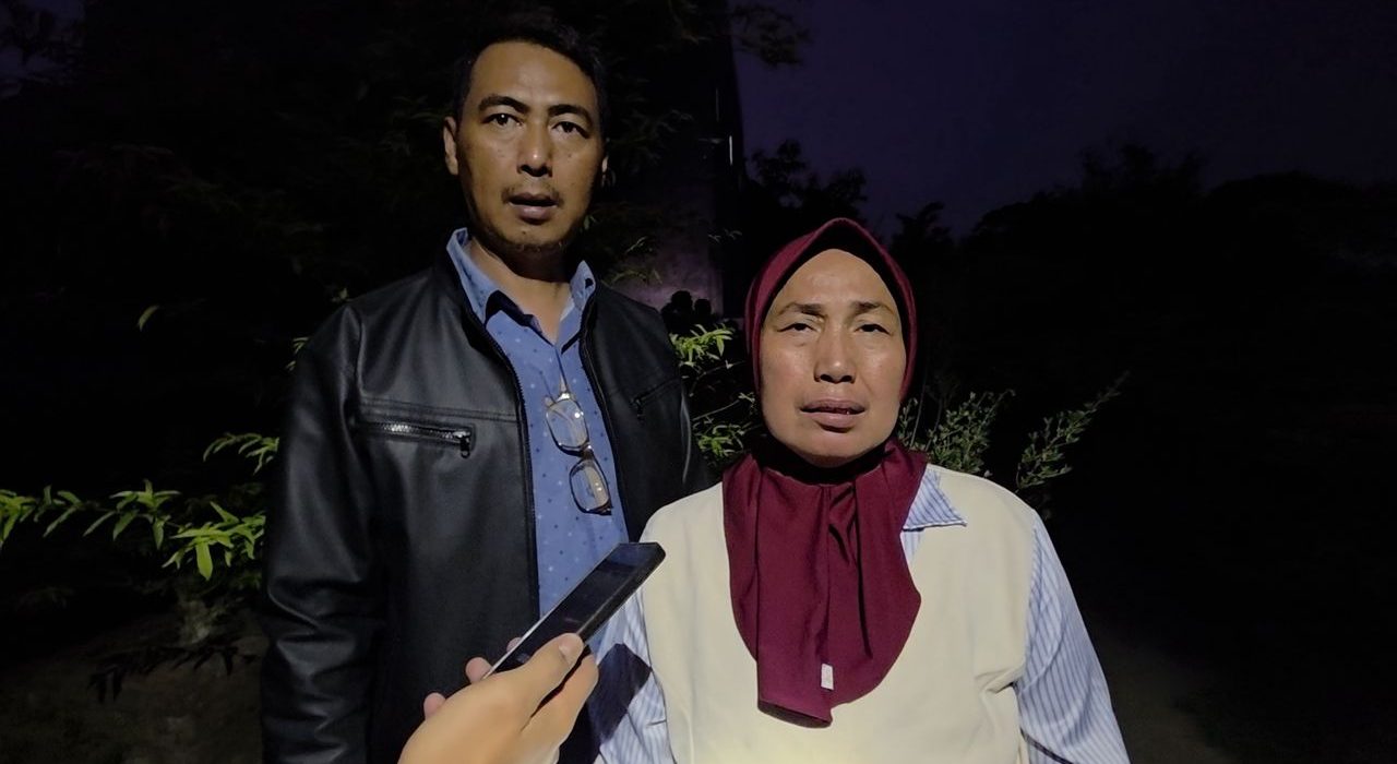 Harti, ibu kandung Dini Hardiyanti, bersama Hartatik, adik korban, dan keluarga lainnya menghadiri prarekonstruksi kasus dugaan pembunuhan Dini dan anaknya, AGF, di Kota Madiun, Selasa (27/10/2026).