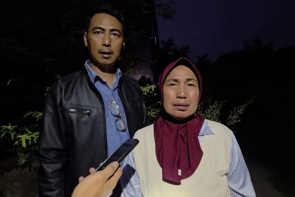 Harti, ibu kandung Dini Hardiyanti, bersama Hartatik, adik korban, dan keluarga lainnya menghadiri prarekonstruksi kasus dugaan pembunuhan Dini dan anaknya, AGF, di Kota Madiun, Selasa (27/10/2026).