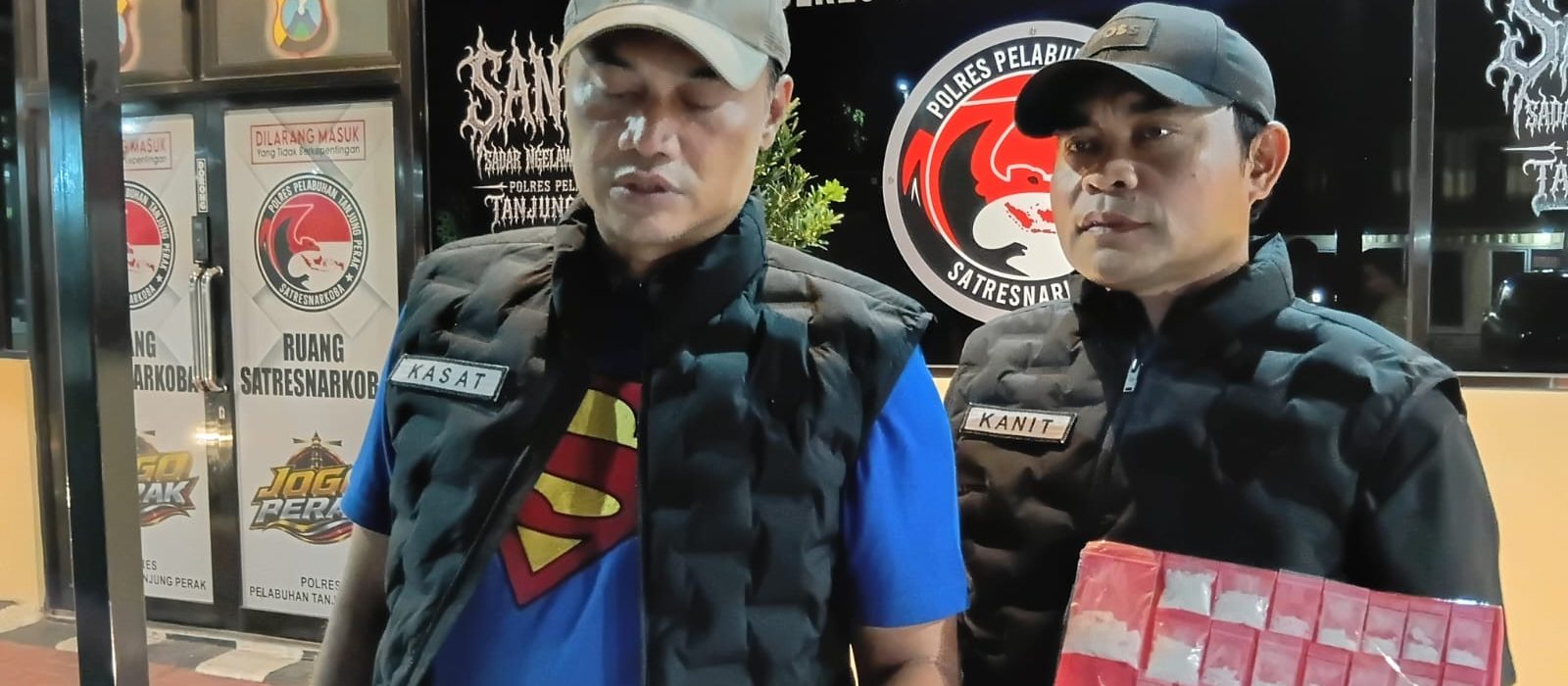 AKP Adik Agus Putrawan, Kasat Resnarkoba Polres Pelabuhan Tanjung Perak, memberikan keterangan terkait pengungkapan kasus bandar sabu berinisial ATF di Surabaya.